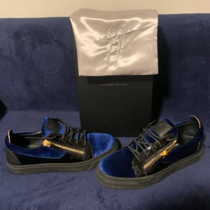 Giuseppe Zanotti skor - Säljer nu dessa riktigt feta Giuseppe Zanotti skorna i färgen blå svart. Skorna är storlek 43 och är 9/10 skick, allt og medföljer. Skirv vid funderingar 
