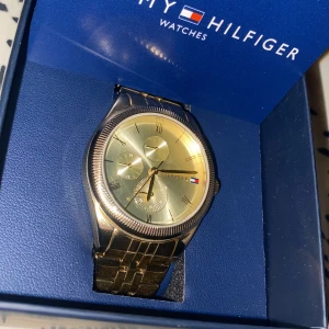 Klocka  - Säljer min klocka då jag inte använder den längre. Köptes för 1599kr 