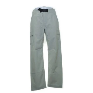 Arcteryx Byxor Storlek Small - Byxor ifrån Arcteryx i storlek Small. Midjan är 66cm och byxorna innehåller ett inbyggt bälte. Totalt tre stycken fickor runt om. Längden på byxorna är 96cm. Inga fläckar på byxorna och inga defekter.