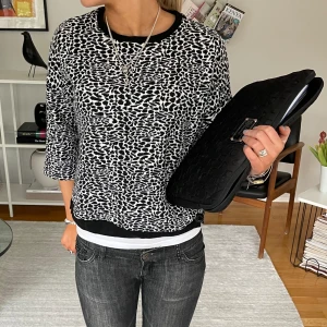 Leopard tröja - Så sjukt snygg och trendig leopard tröja. Köpt second hand men är i väldigt fint skick. Storlek Xs, men skulle uppskatta passformen till XS-S. Hör av er om ni har frågor💕