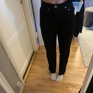 Jeans Gina tricot - Säljer dessa jeans från Gina tricot då de är lite för korta för mig. Jeansen har en liten slits längst ner och den är endast testade. Priset går att diskutera.