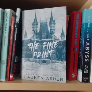 Jag säljer The fine print av Lauren Asher. Den är i läst men fint skick men bruten rygg tyvärr (kan skicka bild på det om det önskas) köpt för 150 men säljer för endast 80 kr💓 Superbra och populär bok!!