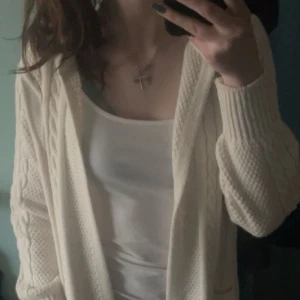 Lång kofta  - Fin stickad kofta som bara har använts typ två gånger💕