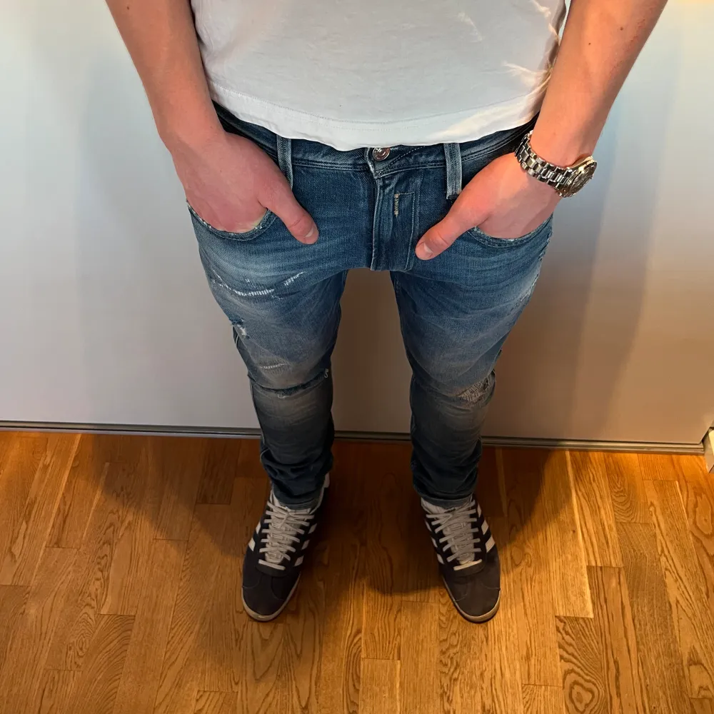 Väldigt najs o trendiga ripped replay jeans. Jeansen är i väldigt bra skick med allt är detalj. Modellen är ca 185 cm. Kontakta oss för fler frågor eller funderingar!. Jeans & Byxor.