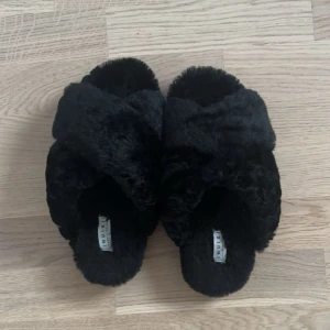 Svarta tofflor  - Säljer dessa svarta inuikki tofflorna! Endast använda 2 ggr! Köpta på NK💕 Orginalpris: 2 200kr