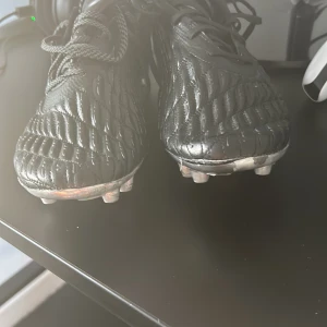 Fotbollsskor  - Jättesköna men jag gillade inte dom  Köpta för 2 699 säljer dom billigt efter som de har Lossnat lite använda en match. Har lådan kvar. Skriv även om du vill ha fler bilder 