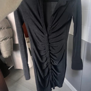 Ginatricot klänning - Aldrig använd fin party klänning, en tightare modell, jag är en xs/s men köpte xxs för den satt fint, så man kan ha den om man är en s också