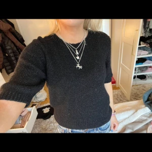 Trekvartsärmad stickad tröja - Så fin Trekvartsärmad stickad tröja. Den har glitter på sig 