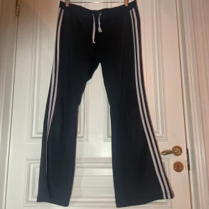 Utsvänga mjukisbyxor  - Midjemått, raktöver: 42,5 cm. 77cm