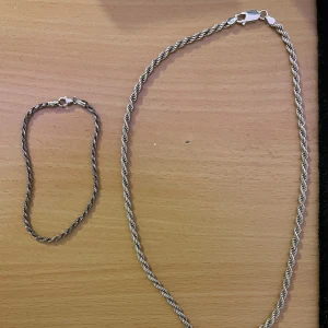 2 cordell kedjor - Säljer två silver 925 cordell kedjor, ett armband o ett halsband. Båda självklart äkta med stämplar. Fraktar och kan mötas upp, inga returer. 500 för båda!