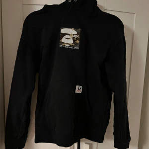 Bape hoodie - Säljer en svart Bape hoodie, köpt från bejinkorp för 2 år sedan. De saknar tyvärr snören till hoodien. Den är 100% äkta köpt för 1800kr. Fråga om fler bilder på pm 