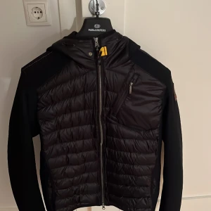 Parajumper jacka  - Säljer denna helt nya parajumper jackan som är perfekt nu när det börjar bli lite varmare. Den är helt ny köp för 4799 kr. Mitt pris 3500kr vid snabb affär kan priset diskuteras. Det är bara att skriva om du har fler frågor. 