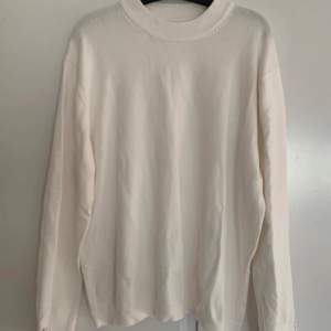 En vit finstickad tröja från Zara. Längst ner på ärmarna är det en liten slits och två pärlor. Väldigt mjuk och skön!  Barnstorlek 164, passar även XXS/XS.