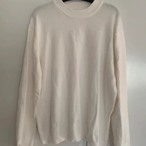 Vit stickad finstickad tröja slits pärlor detaljer Zara stockholmstil stockholmsstil - En vit finstickad tröja från Zara. Längst ner på ärmarna är det en liten slits och två pärlor. Väldigt mjuk och skön!  Barnstorlek 164, passar även XXS/XS.