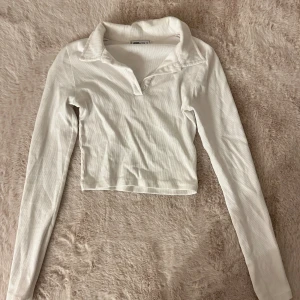 Vit tröja - En vit kroppad tröja, knappt använd