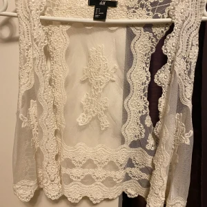 Väst strl S, spets, vintage, romantisk - Jättefin väst som ej längre går att få tag på. Säljes i fint skick. Kolla in mina övriga annonser för samfrakt. Om du handlar för 500 kr eller mer av mig så bjuder jag alltid på frakten! 🌟