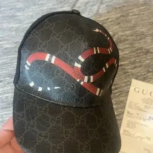 Säljer min Gucci keps hat i storlek M eftersom jag vill köpa ny. Hör av er för info osv 🙂 mvh Samuel 