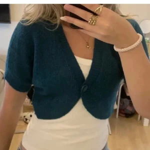 Stickad kofta  - Jätte fin stickad kort kofta, bolero. Väldigt fin färg