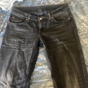 WEEKDAY jeans arrow  - Säljer dessa jeans för dom är för stora för mig och inte kommer till användning. Inga defekter💗 säljer för 250 köpta för 500