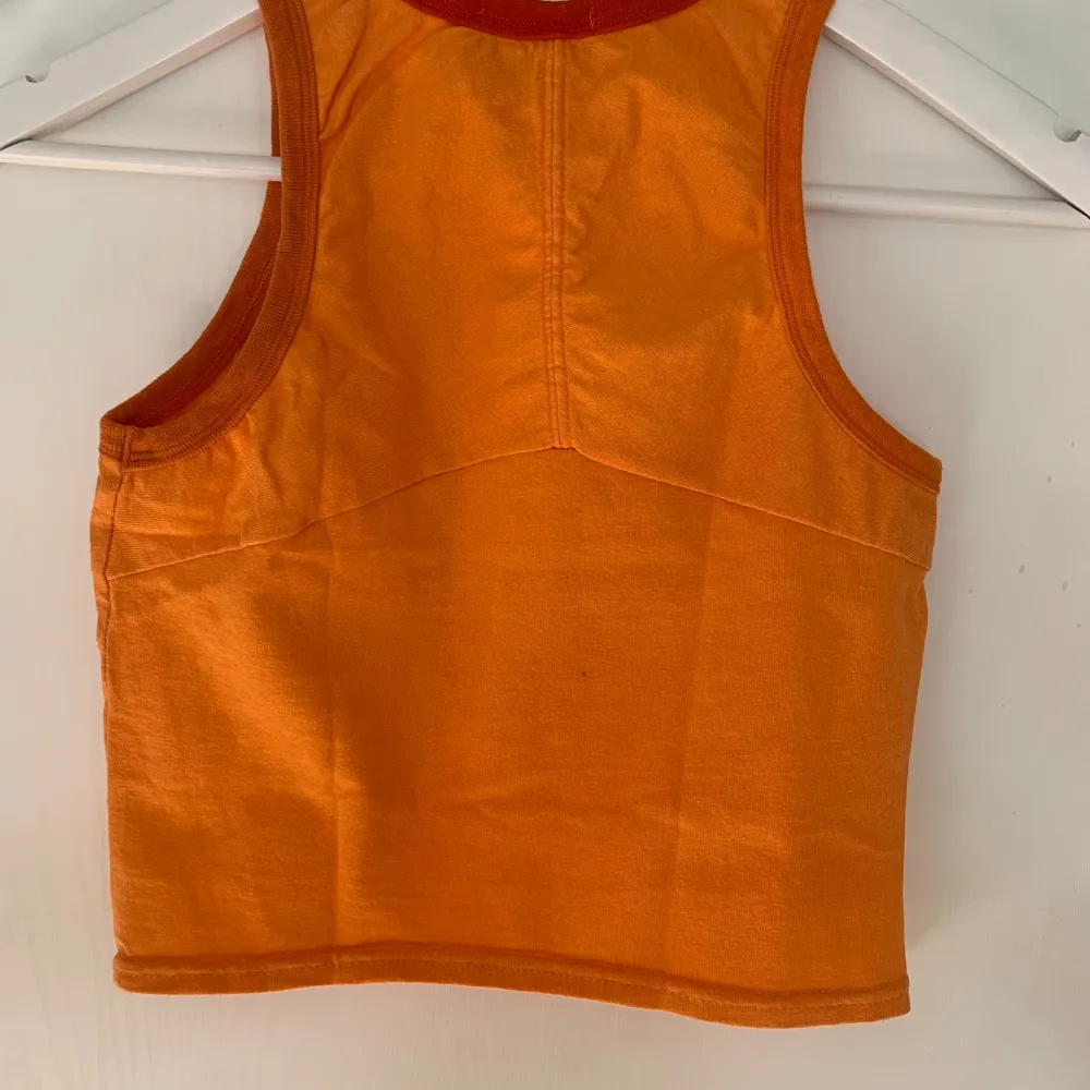 Coolt oranget linne med tryck från Daniela Mertens köpt i Berlin. Perfekt färg till sommaren och framhäver verkligen ens bränna! Säljer då den har blivit för liten. Passar nog bäst på XXS/XS. Skrivit du har frågor ☺️använd gärna köp direkt 💞. Toppar.
