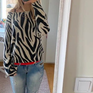 Stickad zebramönstrad tröja - Fluffig stickad tröja i zebramönser💕💕 Lagom varm till våren