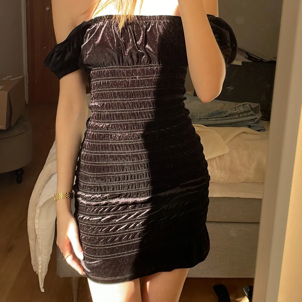 Sammet klänning från H&m strl xs 💞. Klänningar.