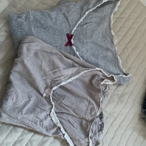 Odd molly 2 toppar (grå & beige) strl S - Två fina odd molly toppar. Båda strl S. Den gråa långärmad och den beiga kortärmad. 