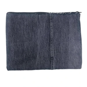 Skräddarsytt datorfodral  - Exklusivt datorfodral (13 tum) med en elegant svart dragkedja. Skydda din dator med stil!