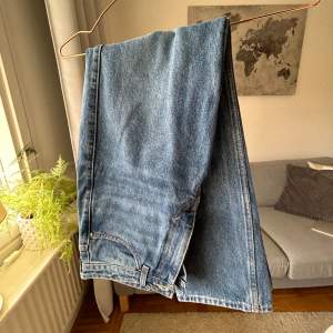 Jeans i modellen ROWE från weekday! Rak passform i en fin blå färg! 