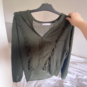 Zara blus - Mörkgrön blus från Zara, nyskick  Exkl frakt med postnord 