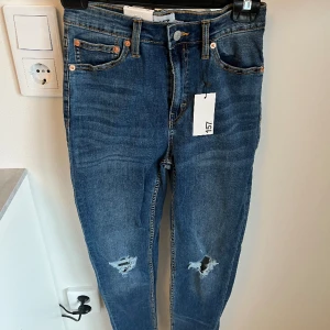Jeans - Helt nya. Modell sky, skinny med hög midja. 