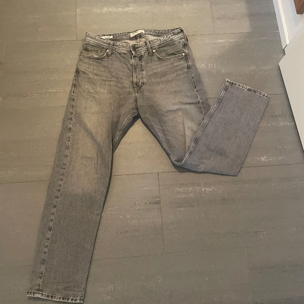 Säljer ett par nästan oanvända Jack and Jones jeans 31/32. Populär modell. Sitter bra. . Jeans & Byxor.