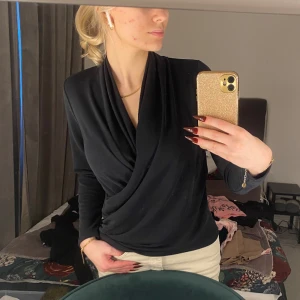 Fin långärmad  - Bekväm finare tröja Med en omlott modell Skriv om frågor😊 Kolla bio