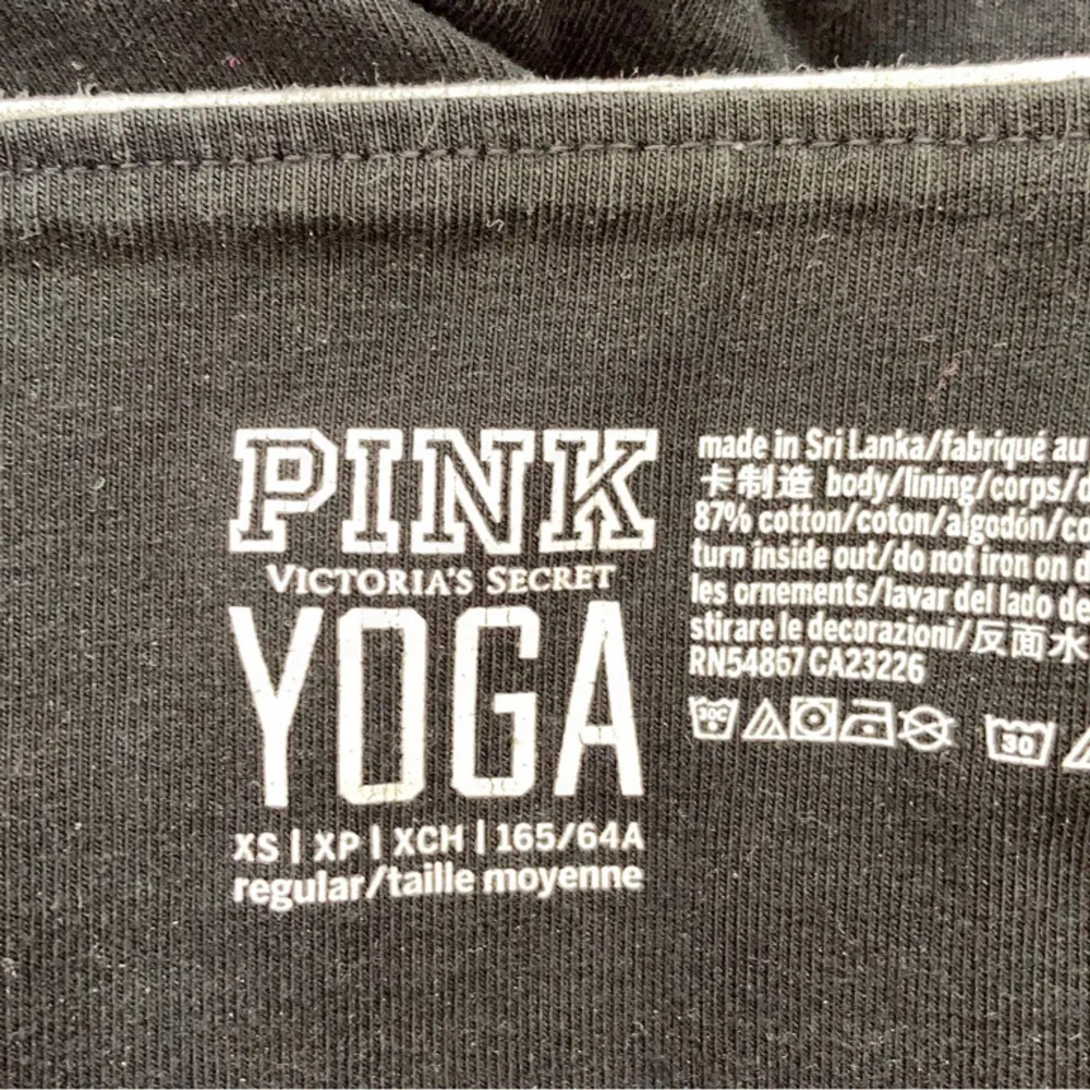 Jätte snygga Victorias secret pink yogapants köpta på sellpy, men är i ny skick💘 det är bara att fråga om bilder på, mätt osv.. Jeans & Byxor.