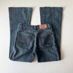 Vintage lågmidjade bootcut jeans från CTM. Midjemått: 66 cm. Innerbenslängd: 67 cm. Har inga bilder på då de är för små. Skriv privat för mer bilder och mått 💕