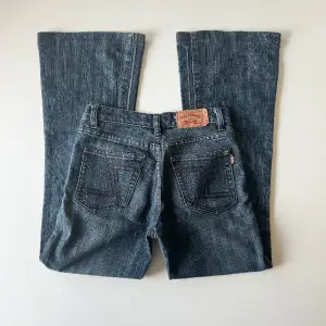 Vintage lågmidjade bootcut jeans från CTM. Midjemått: 66 cm. Innerbenslängd: 67 cm. Har inga bilder på då de är för små. Skriv privat för mer bilder och mått 💕