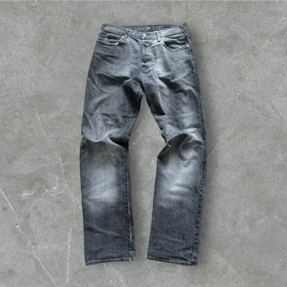Ett par snygga mörkgrå Armani jeans med sjuk fade. Jävligt sköna, materialet är fantastiskt. I fint skick förutom de två hålen längst ned bak i benen. Storlek w33 l34. Rediga drainer vibbar i dessa 🦦. Jeans & Byxor.