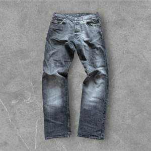 Ett par snygga mörkgrå Armani jeans med sjuk fade. Jävligt sköna, materialet är fantastiskt. I fint skick förutom de två hålen lämgst ned bak i benen. Storlek w33 l34. Rediga drainer vibbar i dessa 🦦
