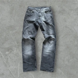 Vintage Armani loosefit jeans - Ett par snygga mörkgrå Armani jeans med sjuk fade. Jävligt sköna, materialet är fantastiskt. I fint skick förutom de två hålen längst ned bak i benen. Storlek w33 l34. Rediga drainer vibbar i dessa 🦦
