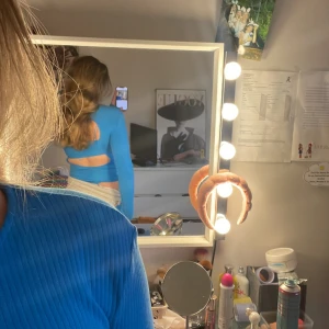 Blå rygglös tröja💙 - Den är från Gina och i storlek s. Aldrig andvänd. 