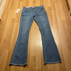 (4) lågmidjade bootcut jeans som är ljusblåa, med fransar i botten, jätte stretchiga, helt nya med lappar kvar. Innerbenslängd: 78cm, midjemått rakt över: 35cm🩵