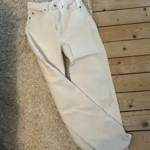 Säljer dessa högmidjade jeans från h&m!! Bra längd på mig som är 170cm. 