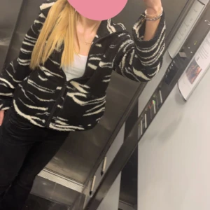 Hm Teddy jacka  - Säljer min hm Teddy jacka då den inte kommer till användning. Den är i fint skick och har inga defekter 