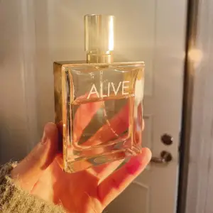 Hugo Boss parfym - Alive Svårt att bedöma men va 70% kvar.