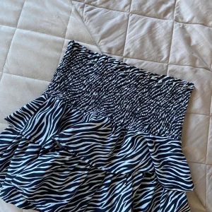 Fin svart/vit kjol ifrån Gina tricot 💕 - Säljer eftersom jag inte andvänder den så mycket längre 💗