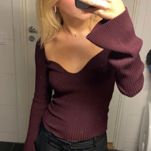 Jätte fin vinröd tröja❤️ - Jag säljer denna super fina tröja ifrån hm, jätte fin längst armarna!💗