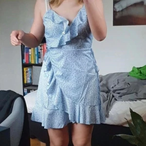 Sommarklänning  - Säljer denna jättefina klänning i storlek S som passar perfekt till sommaren. 40kr+frakt.