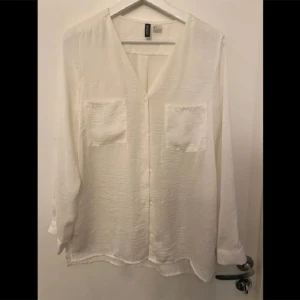 Blus - Jättefin blus. Blank i tyget. Använd 1-2 ggr. 