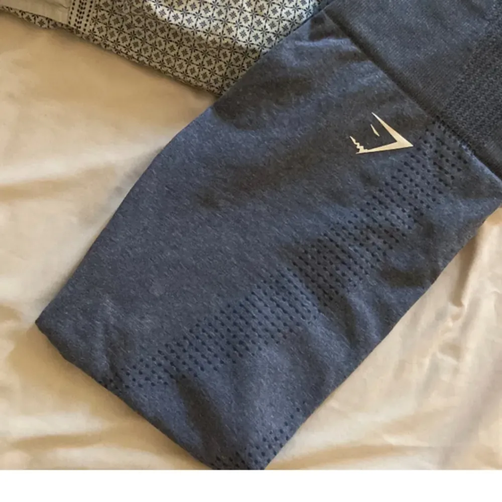 Så fina leggings från gymshark! Sista bilden syns svaga fläckar men inget jag tänkt på alls vi användning!❤️ passa på vid fri frakt! Nypris 549kr. Jeans & Byxor.