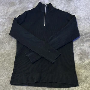 Half zip  - Tjenare, säljer min stickade Half zip tröja, köpt på jeansbolaget för 599kr säljer för mycket mindre, 10/10 skick använd Max 20 gånger